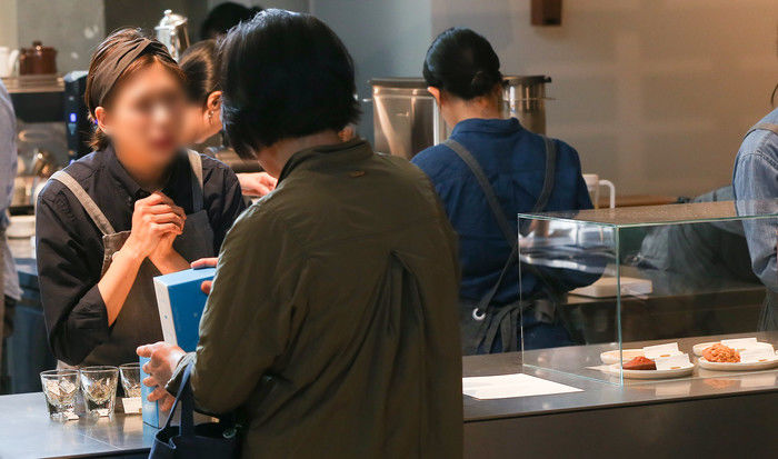 ‘실외 마스크’ 전격 해제에 카페 알바생들이 긴장하기 시작한 이유