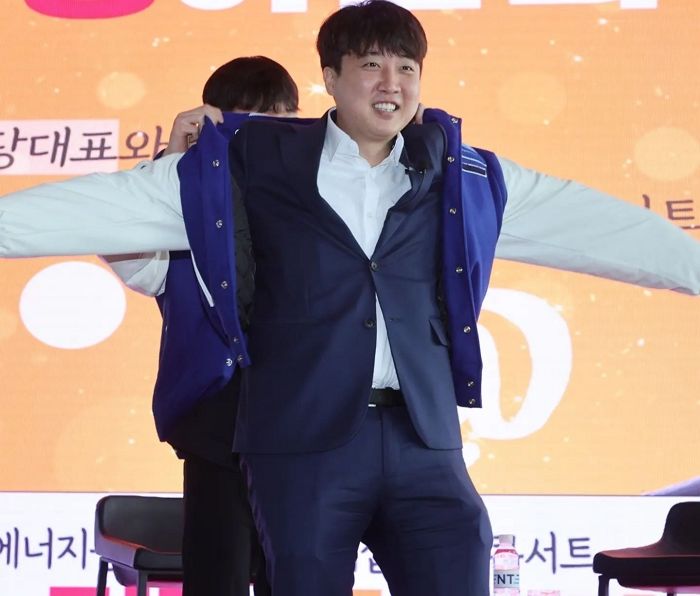 ‘파란 점퍼’ 착용 논란에 이준석 “연대생은 다 민주당 지지자냐” 반박