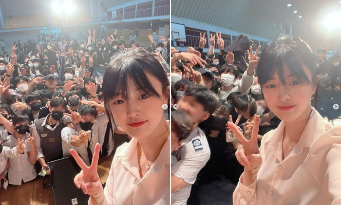 졸업한 고등학교서 열린 축제 ‘노 개런티’로 MC 보고 후배들과 인증샷 찍은 문월