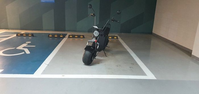 “차량 입고 예정”...스쿠터에 경고장 붙여놓고 주차 자리 차지한 ‘알박기’ 빌런