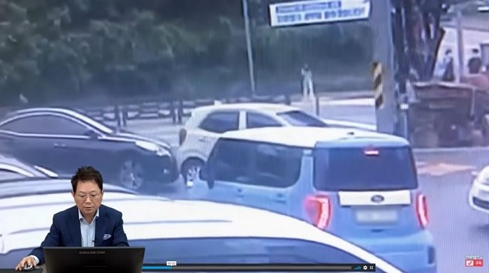 “후진하다가 뒤차에 살짝 부딪혔는데 남자 2명이 웃으면서 내립니다” (영상)