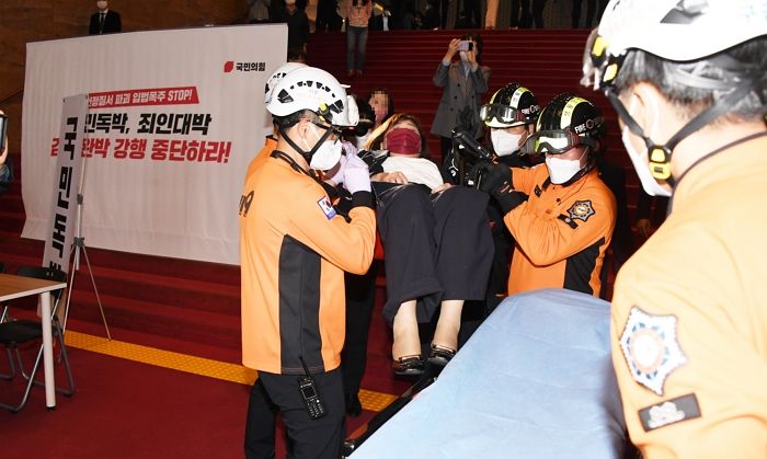 국민의힘 의원, ‘검수완박’ 강행에 몸싸움 벌이다 부상 입고 병원 후송