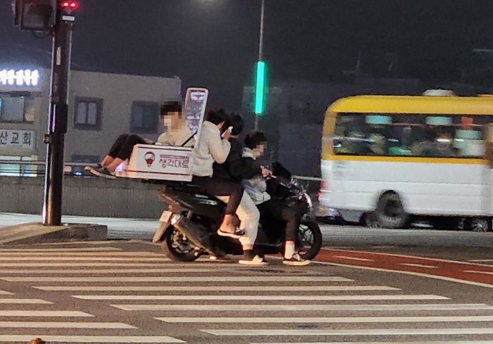 오토바이 한대에 헬멧도 없이 4명 올라타 도심 누빈 ‘죽음의 질주’ 하는 빌런들