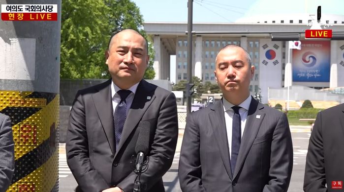 검수완박 반대 외친 가세연 강용석·김세의, 국회 앞서 ‘삭발 투쟁’ (영상)