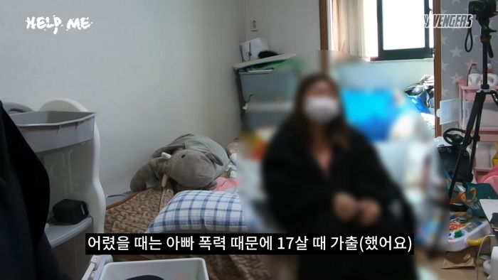 17살에 가출해 유부남 아이 임신했다 버려져 쓰레기집서 아기와 사는 20대 엄마 (영상)