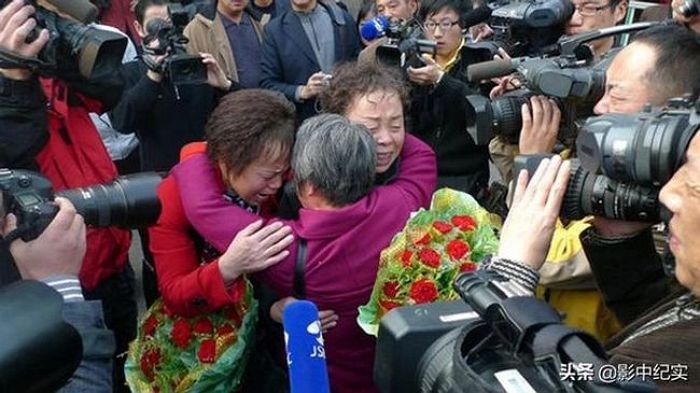 “친구라서 닮은 줄 알았는데...” 쌍둥이인 줄 모르고 34년 동안 절친으로 지낸 쌍둥이 자매