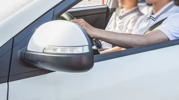 훔친 차 사고 나자 옆자리 태운 여학생 차 밖에 버리고 도망친 고교생