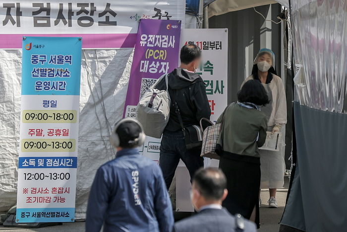 “확진자 약 2.5배 폭증”...어제(2일) 하루 신규 코로나19 확진자 5만 1131명