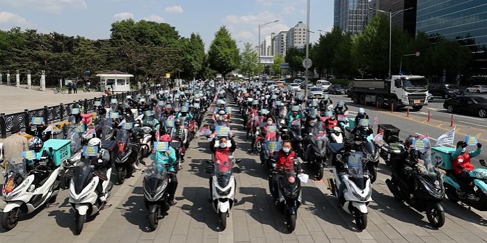 기본 배달료 인상해 달라며 ‘오토바이 행진’ 집회 연 배달 라이더들