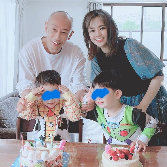 은퇴한 AV배우 아오이 소라가 쌍둥이 아들 생일 맞아 인스타에 올린 ‘가족사진’