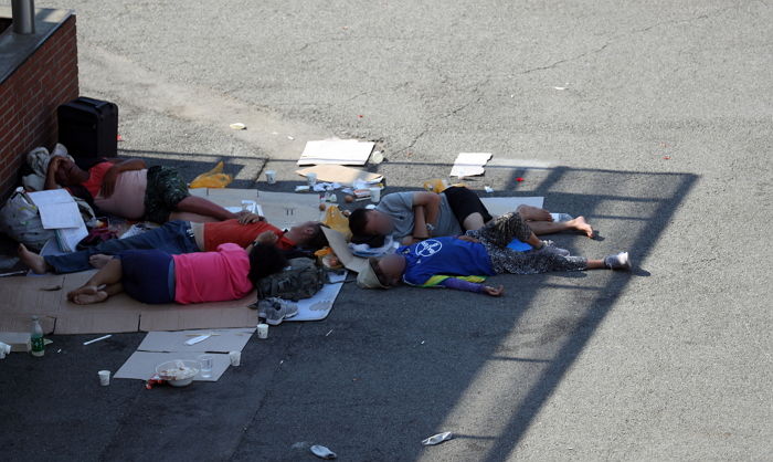 인권위 “노숙인 대소변 발견 시 역무실로 신고하란 지하철 내 문구는 인격권 침해다”