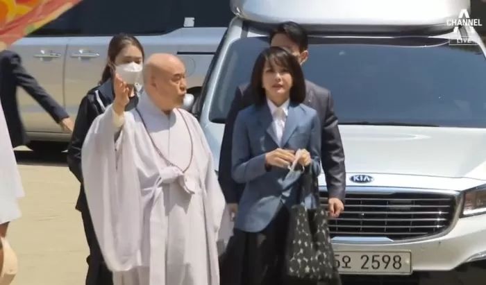 김건희 여사가 입은 검은색 치마, 인터넷서 판매 중인 ‘5만 4천원’ 짜리 보세였다