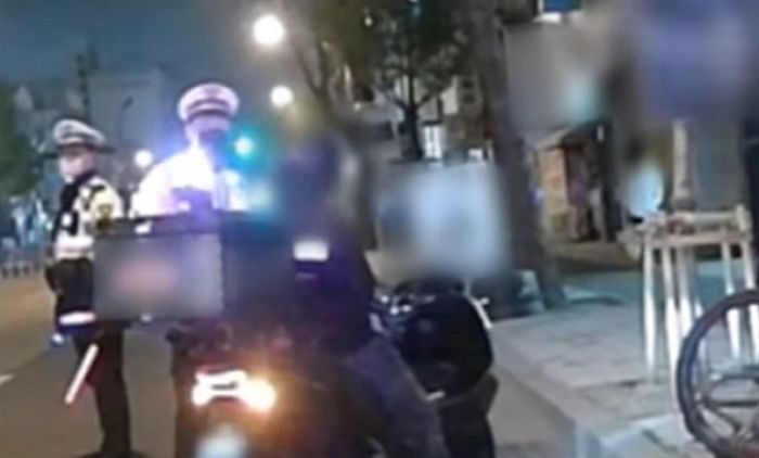 신호위반 걸려 ‘신분증’ 보여달라 하자 오토바이 두고 도망친 배달 라이더의 정체