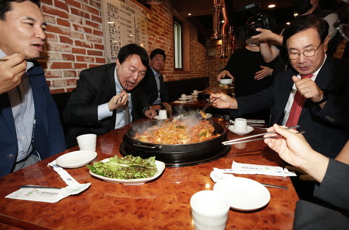 “혼밥하지 않겠다”고 했던 尹 당선인이 강원 춘천서 먹은 점심 메뉴