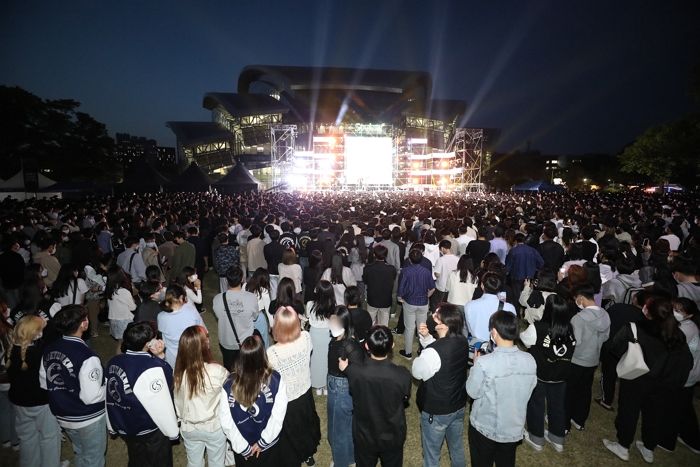 코로나 이후 처음으로 열린 성균관대 ‘축제’의 미친 현장 분위기 (영상)