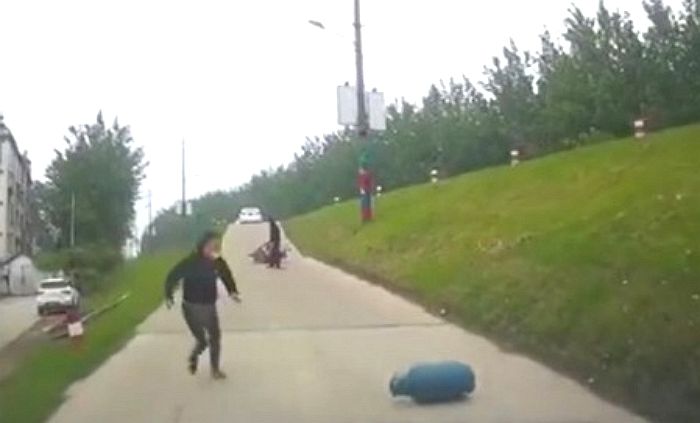 가스 배달하는 라이더가 접촉 사고 당하자 달려와 굴러가는 ‘가스통’ 잡아낸 행인 (영상)