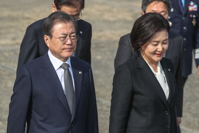 탁현민 “文, 9일 저녁 김정숙 여사와 걸어서 퇴근...분수대서 마지막 인사”