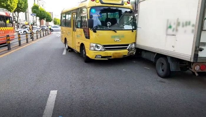 비탈길서 미끄러지는 24인승 학원버스 몸으로 막으려다 사망한 60대 운전기사