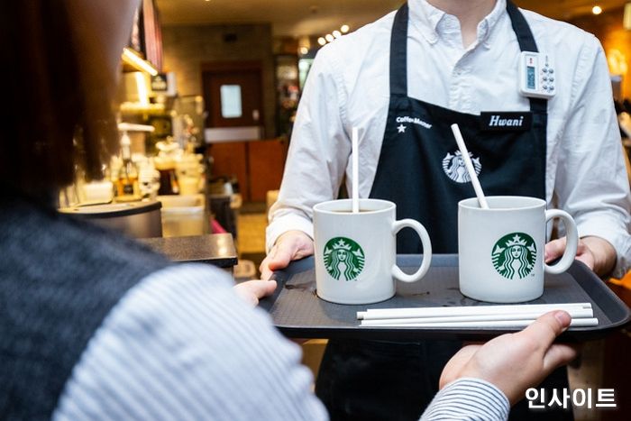 “종이 빨대서 휘발유 냄새 난다” 민원에 스타벅스 빨대 전량회수