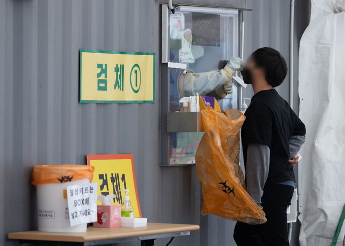 어린이날이었던 어제(5일), 국내 코로나 신규 확진자 2만 6,714명