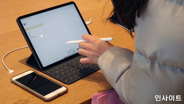 여친의 전남친이 선물한 아이패드 꼴보기 싫은데 ‘새로’ 사주기는 돈 아깝다는 남친