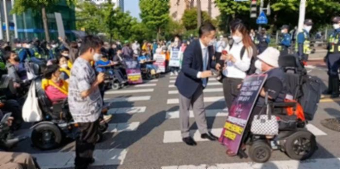 전장연, 지하철 이어 한티역 앞 횡단보도 20분간 점거 시위