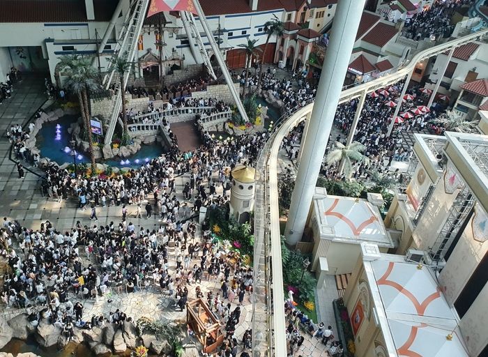 “롯데월드 오지 마세요”...‘입장 제한’ 사태까지 터진 어제(6일) 자 서울·부산 롯데월드