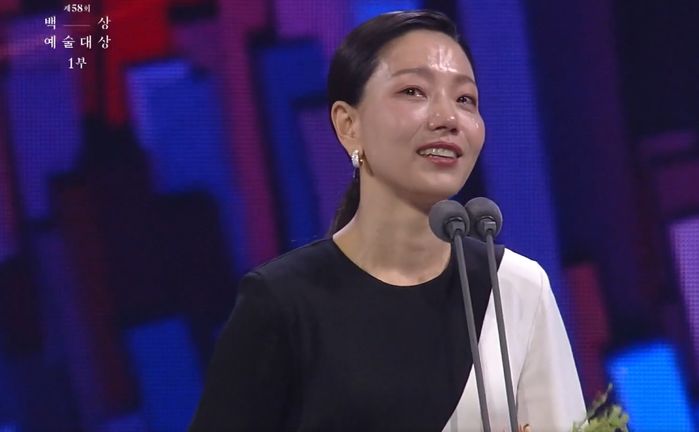 넷플릭스 ‘지옥’으로 ‘백상 조연상’ 받고 보는 사람 눈물 나게 만든 김신록 소감 (영상)