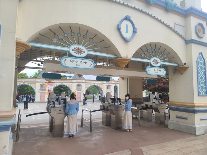 드디어 ‘눈치게임’ 성공해 주말인데도 한산한 오늘자 에버랜드 상황