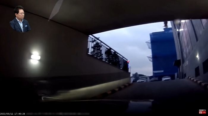 지하주차장 통로에 앉아있다가 벤츠와 접촉사고 나자 형사합의금 6천만원 요구한 60대 할머니 (영상)