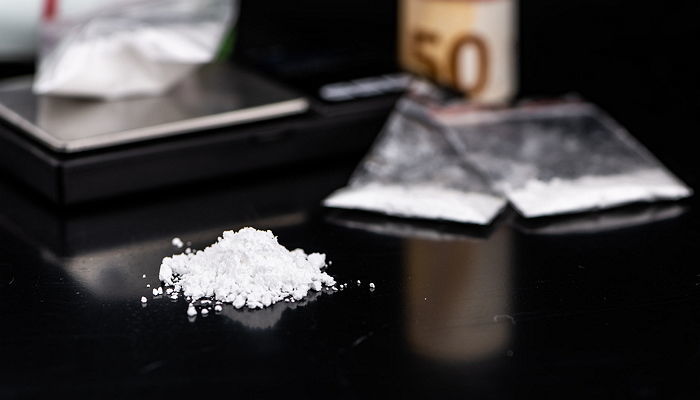 채팅 앱으로 만난 남녀, 마약 투약 후 길거리서 흉기 들고 다투다 검거