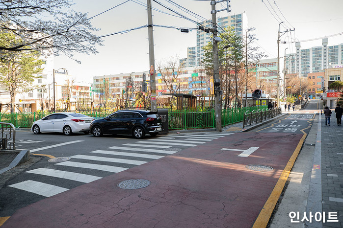 스쿨존 횡단보도서 신호위반 학원차에 치인 뒤 100m 끌려간 초등학생 중태