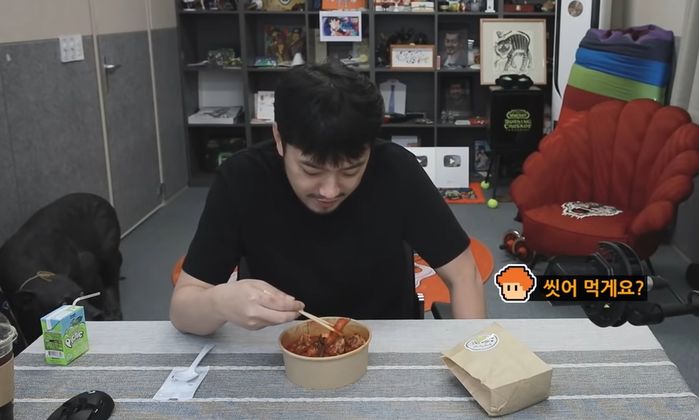 매콤+짭쪼름 떡볶이 물에 헹궈 먹었다가 “선 넘네” 지적 받은 이말년 (영상)