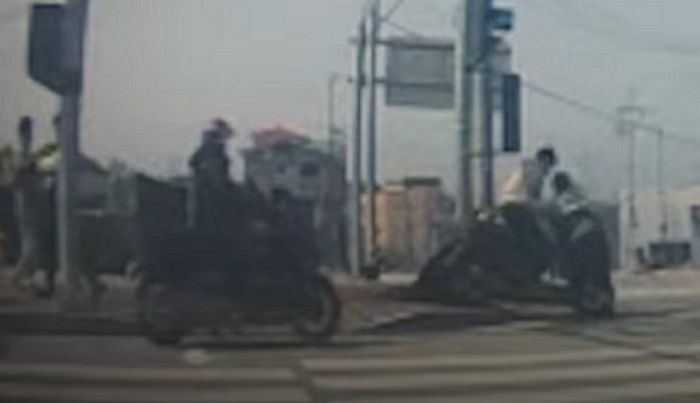 무면허로 ‘대포 오토바이’ 타고 대낮에 경찰과 추격전 벌인 겁 없는 10대들 (영상)