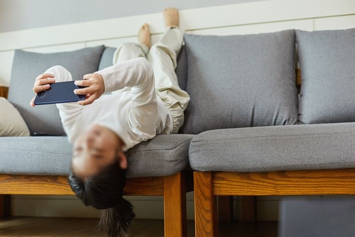 “대면 수업으로 바뀐 뒤 점심시간에 굶고 유튜브 보는 초등학생들 늘어나”