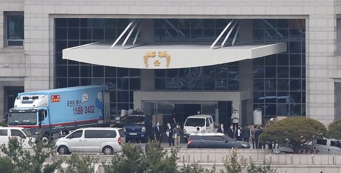 국방부 로고 떼고 대통령 상징하는 ‘봉황 장식’ 박은 국방부 청사 입구