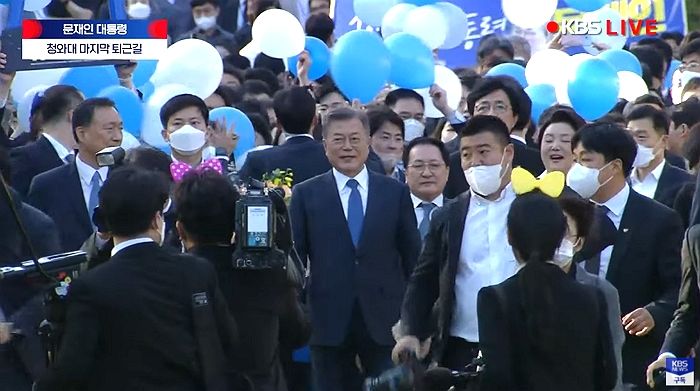 문재인 대통령 ‘마지막 퇴근길’ 정시 퇴근했다