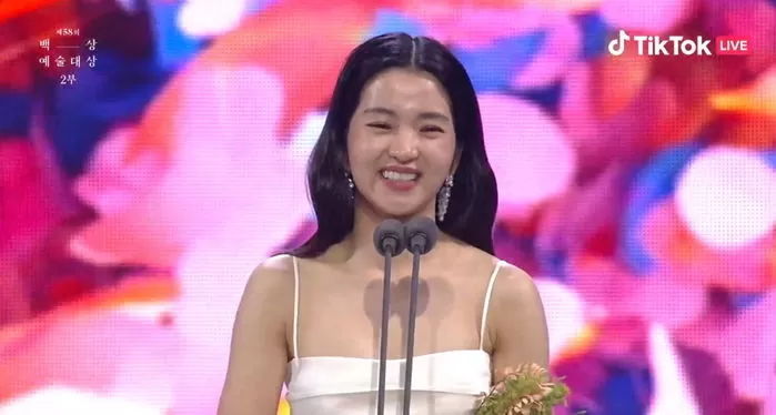 김태리 백상 드레스 ‘짝퉁’이라며 허위 사실 유포하고 욕하는 중국 누리꾼들