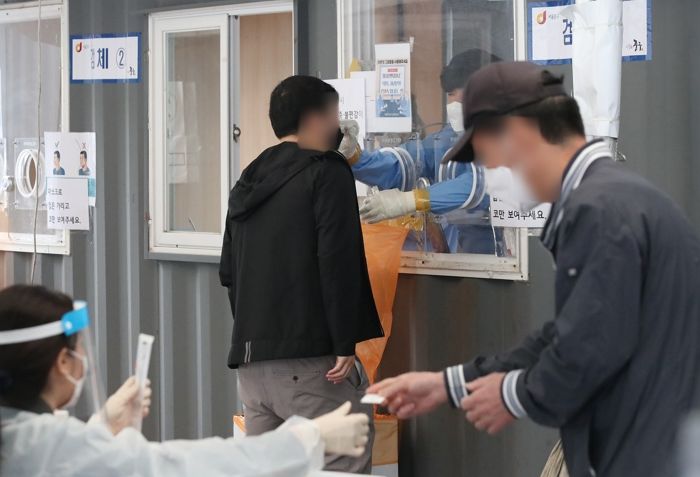 어제(9일) 하루 국내 코로나19 확진자 4만 9,933명...위중증 398명