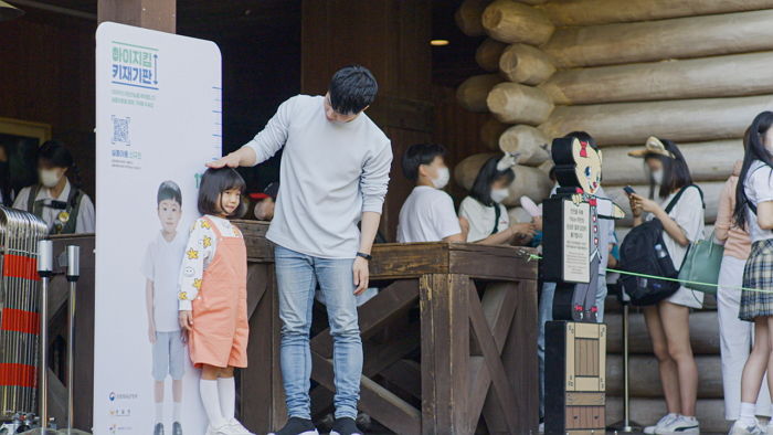 어린이날 에버랜드 곳곳에 설치됐던 아동 ‘키재기 판’의 정체