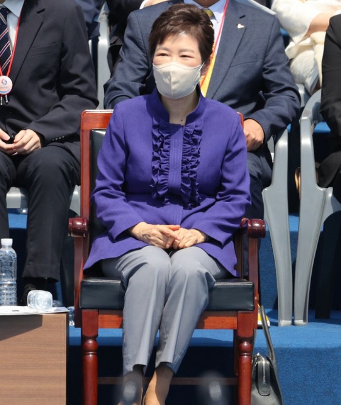 보라색 프릴 자켓 차림으로 윤석열 취임식 참석한 박근혜 전 대통령 (사진)