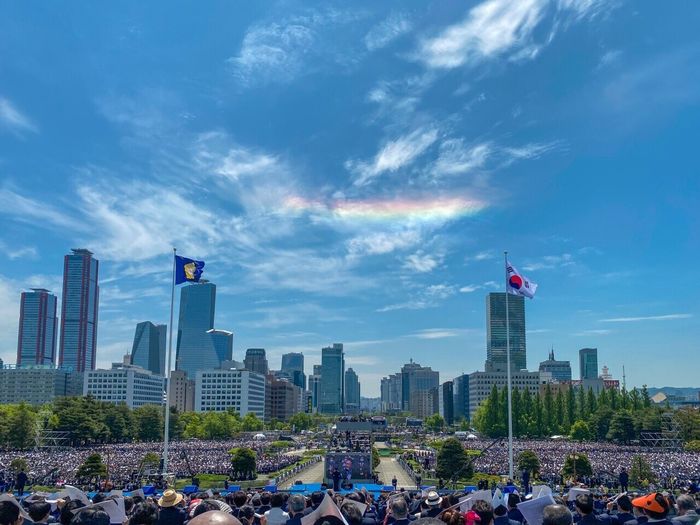 윤 대통령 취임식 현장 하늘 위에 뜬 선명한 ‘무지개’ (영상)