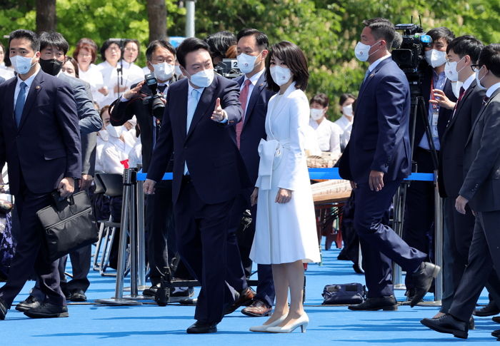 “김건희 여사님 너무합니다”...대통령 취임식 날 ‘올 화이트’ 김건희 여사 패션에 네티즌 반응