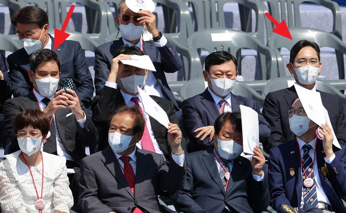 ‘모범생’ 이재용은 尹 연설 경청하는데 인증샷 찍고 있는 정용진 부회장