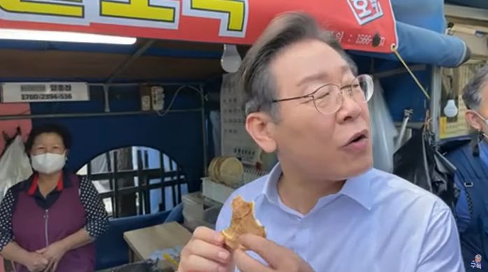 尹 대통령 취임한 날, 이재명은 인천 달려가 ‘막걸리+호떡’ 먹방 찍어 (영상)