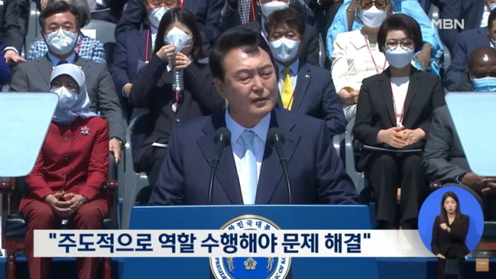 윤 대통령 취임식에서 순간포착된 96년생 야당 대표, 신 스틸러 등극