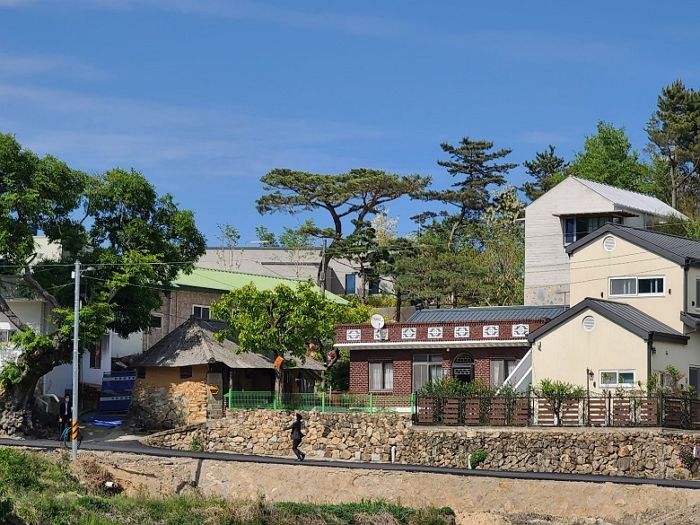 “퇴사자 기분?”...文 사저 떠나면서 하늘로 가방 휙 던진 탁현민