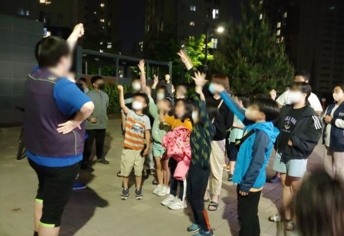 ‘포켓몬빵’ 사려고 매일 줄서는 어린이들 안타까워 ‘가위바위보’ 시키는 편의점 알바생
