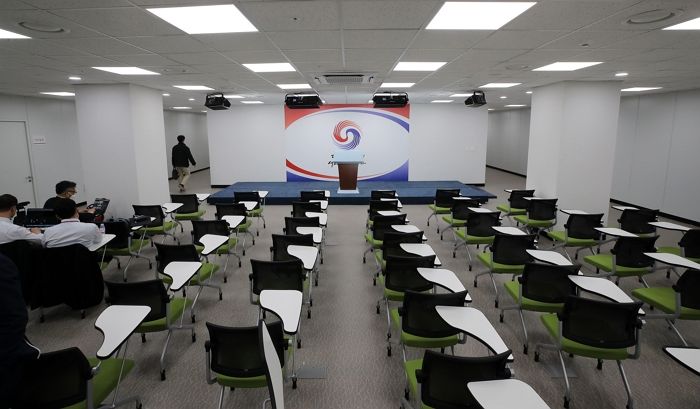 브리핑룸에 尹 대통령이 준비한 ‘일체형 의자’ 본 누리꾼들이 보인 반응