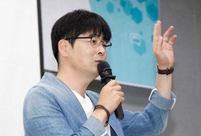 탁현민 “여사님이 생활비 그렇게 많이 쓰신 줄 몰랐다...문 대통령도 놀랐을 것”